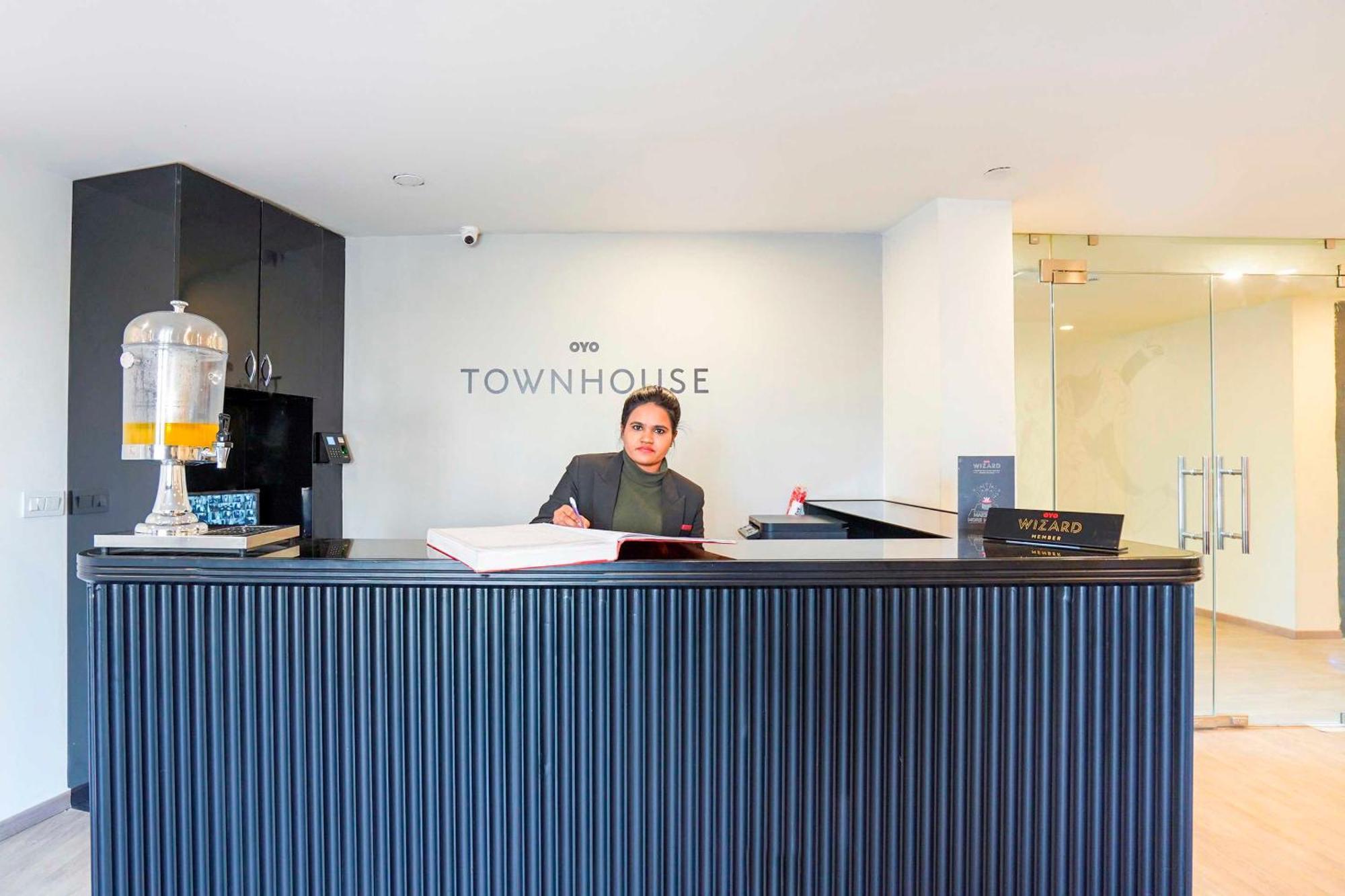 Super Townhouse O Hotel Aditya Residency Near Parthala Over Bridge Sector 121 Noida Indirapuram Eksteriør bilde